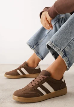 Jasnobrązowe Sneakersy Typu Tenisówki Ozdobione Paskami po Bokach Fefia