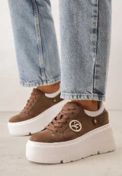 Jasnobrązowe Sneakersy Vices na Platformie Ozdobione Metaliczną Aplikacją Tatellia
