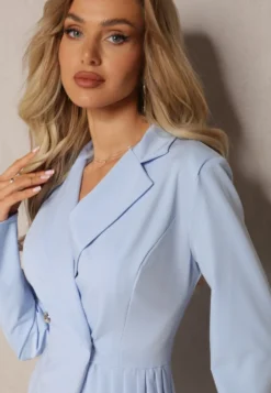Jasnoniebieska Mini Sukienka z Plisami i Kopertowym Dekoltem Ozdobiona Guzikami Eiloni