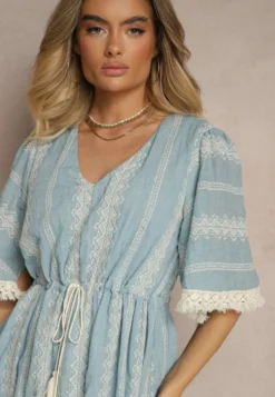 Jasnoniebieska Rozkloszowana Sukienka Boho z Bawełny Zdobiona Haftem i Wiązaniem Koriruna