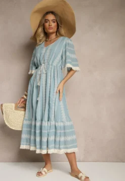 Jasnoniebieska Rozkloszowana Sukienka Boho z Bawełny Zdobiona Haftem i Wiązaniem Koriruna