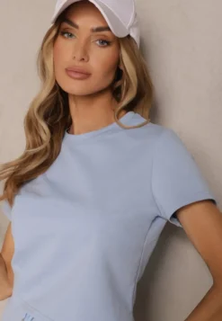 Jasnoniebieski Bawełniany T-shirt o Fasonie Cropped Galionela