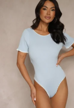 Jasnoniebieskie Body z Wiskozą z Dekoltem na Plecach i Ozdobną Lamówką Redorina