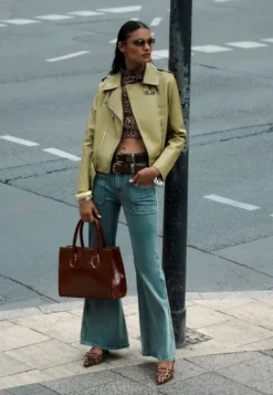 Jasnoniebieskie Jeansy z Bawełny Dzwony High Waist z Paskiem i Ozdobnymi Kieszeniami Mevalia