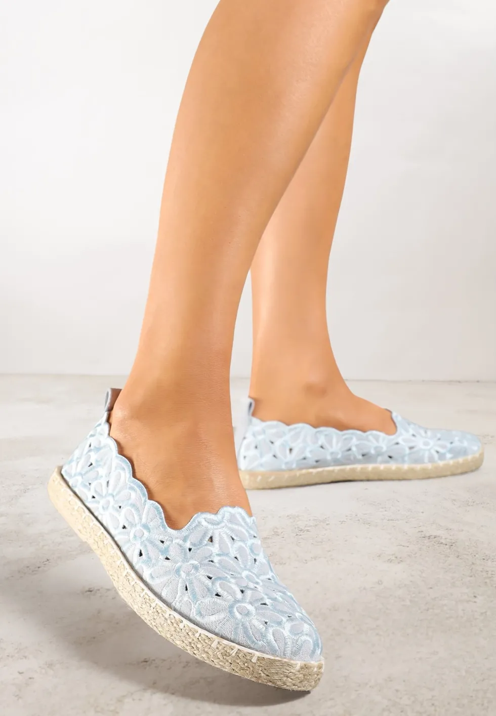 Jasnoniebieskie Plecione Espadryle Vices z Kwiatowym Motywem z Ażurowymi Wycięciami Honavia