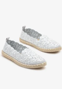 Jasnoniebieskie Plecione Espadryle Vices z Kwiatowym Motywem z Ażurowymi Wycięciami Honavia