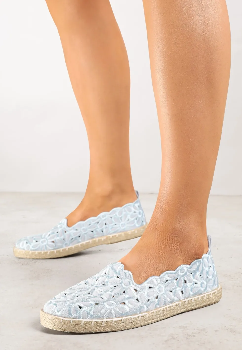 Jasnoniebieskie Plecione Espadryle Vices z Kwiatowym Motywem z Ażurowymi Wycięciami Honavia