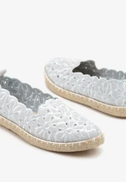 Jasnoniebieskie Plecione Espadryle Vices z Kwiatowym Motywem z Ażurowymi Wycięciami Honavia