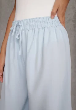 Jasnoniebieskie Spodnie High Waist z Szerokimi Nogawkami z Wiskozą Wykończone Gumką w Talii Crisantas