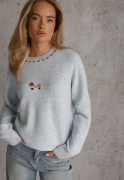Jasnoniebieski Sweter Oversize z Dodatkiem Wełny Ozdobiony Naszywką z Pieskiem i Kontrastrowym Przeszyciem Helesine