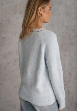 Jasnoniebieski Sweter Oversize z Dodatkiem Wełny Ozdobiony Naszywką z Pieskiem i Kontrastrowym Przeszyciem Helesine