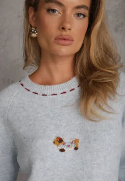 Jasnoniebieski Sweter Oversize z Dodatkiem Wełny Ozdobiony Naszywką z Pieskiem i Kontrastrowym Przeszyciem Helesine