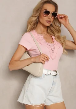 Jasnoróżowy T-shirt z Bawełny z Krótkim Rękawem i Ozdobną Koronką przy Dekolcie Comelina