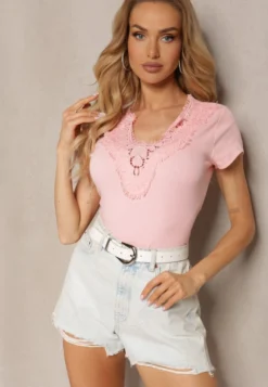 Jasnoróżowy T-shirt z Bawełny z Krótkim Rękawem i Ozdobną Koronką przy Dekolcie Comelina