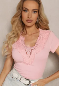 Jasnoróżowy T-shirt z Bawełny z Krótkim Rękawem i Ozdobną Koronką przy Dekolcie Comelina
