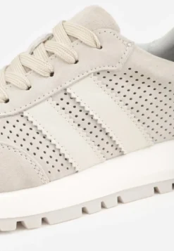 Jasnoszare Sneakersy z Zamszu Naturalnego z Ozdobnymi Paskami i Perforacją Ravinelle