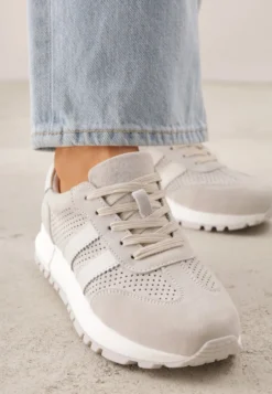Jasnoszare Sneakersy z Zamszu Naturalnego z Ozdobnymi Paskami i Perforacją Ravinelle