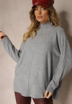 Jasnoszary Golf o Kroju Oversize z Eleganckim Cyrkoniowym Zdobieniem przy Dekolcie Melirra