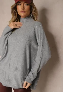 Jasnoszary Golf o Kroju Oversize z Eleganckim Cyrkoniowym Zdobieniem przy Dekolcie Melirra