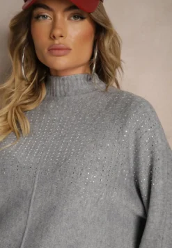 Jasnoszary Golf o Kroju Oversize z Eleganckim Cyrkoniowym Zdobieniem przy Dekolcie Melirra