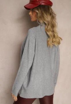 Jasnoszary Golf o Kroju Oversize z Eleganckim Cyrkoniowym Zdobieniem przy Dekolcie Melirra