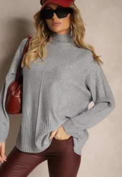 Jasnoszary Golf o Kroju Oversize z Eleganckim Cyrkoniowym Zdobieniem przy Dekolcie Melirra