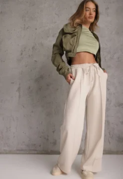 Jasnozielony Basicowy T-shirt w Stylu Cropped z Subtelnym Nadrukiem Loraera