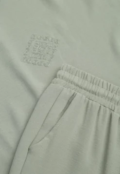 Jasnozielony Komplet Oversize z Dużą Zawartością Wiskozy Bluzka z Haftem i Spodnie Lenise