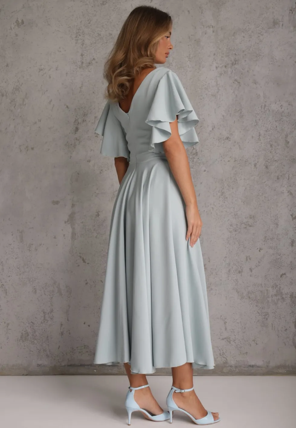 Niebieska Elegancka Sukienka Rozkloszowana Zdobiona Falbanami na Ramionach Nessaza