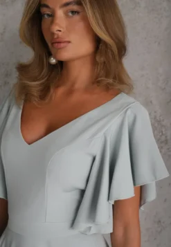 Niebieska Elegancka Sukienka Rozkloszowana Zdobiona Falbanami na Ramionach Nessaza