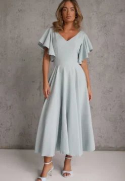 Niebieska Elegancka Sukienka Rozkloszowana Zdobiona Falbanami na Ramionach Nessaza