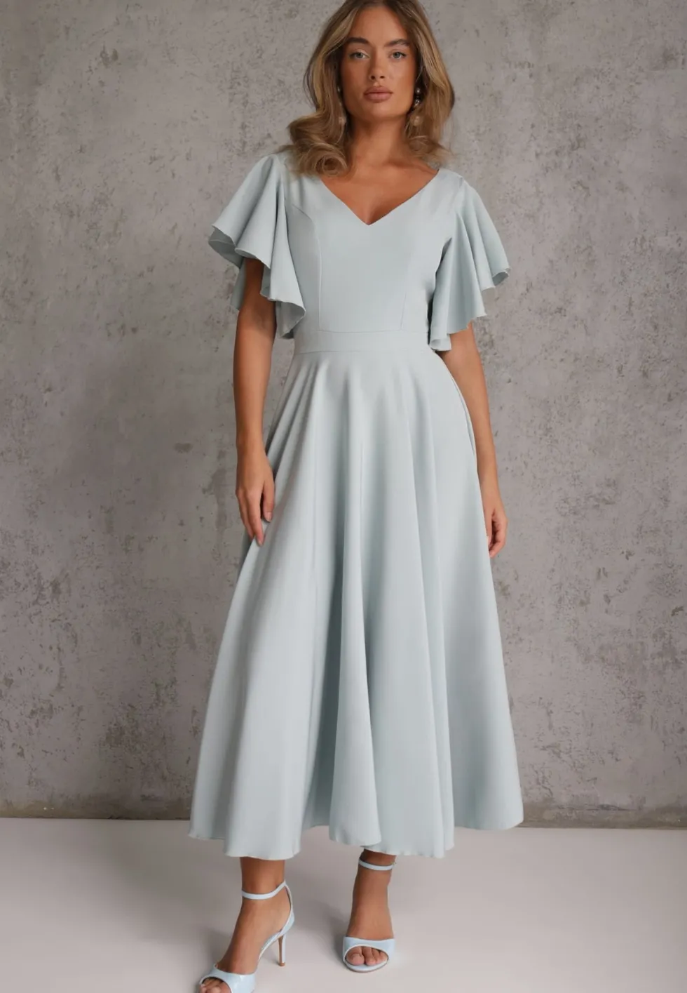 Niebieska Elegancka Sukienka Rozkloszowana Zdobiona Falbanami na Ramionach Nessaza