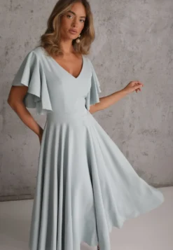Niebieska Elegancka Sukienka Rozkloszowana Zdobiona Falbanami na Ramionach Nessaza