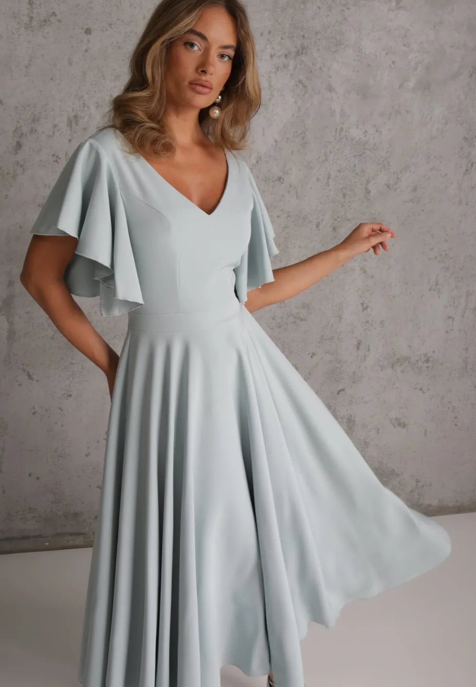 Niebieska Elegancka Sukienka Rozkloszowana Zdobiona Falbanami na Ramionach Nessaza
