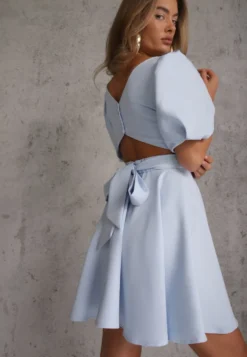 Niebieska Elegancka Sukienka z Bufiastymi Rękawami Odkrytymi Plecami i Wiązaniem Haritte