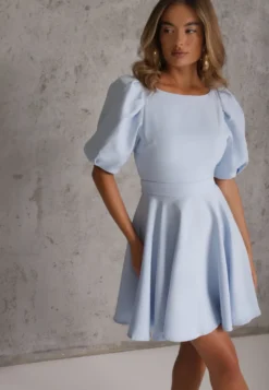 Niebieska Elegancka Sukienka z Bufiastymi Rękawami Odkrytymi Plecami i Wiązaniem Haritte