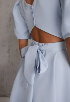 Niebieska Elegancka Sukienka z Bufiastymi Rękawami Odkrytymi Plecami i Wiązaniem Haritte