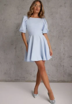 Niebieska Elegancka Sukienka z Bufiastymi Rękawami Odkrytymi Plecami i Wiązaniem Haritte