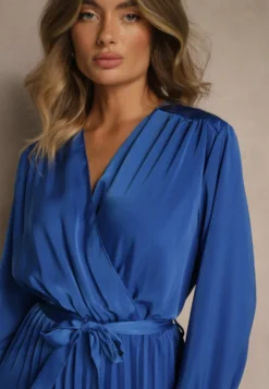 Niebieska Maxi Sukienka z Plisowanym Dołem i Kopertowym Dekoltem Basila