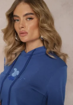 Niebieska Ocieplona Bluza z Kapturem Ozdobiona Naszywką i Napisem Eirellia