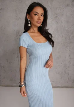 Niebieska Sukienka Bodycon z Kwadratowym Dekoltem i Ozdobnym Wycięciem na Plecach Scriptos