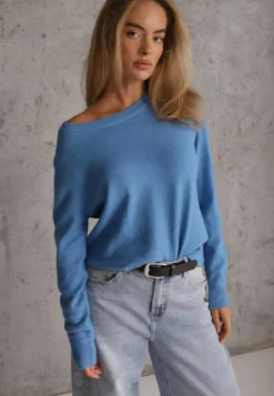 Niebieski Casualowy Sweter o Klasycznym Fasonie z Okrągłym Dekoltem Pilare