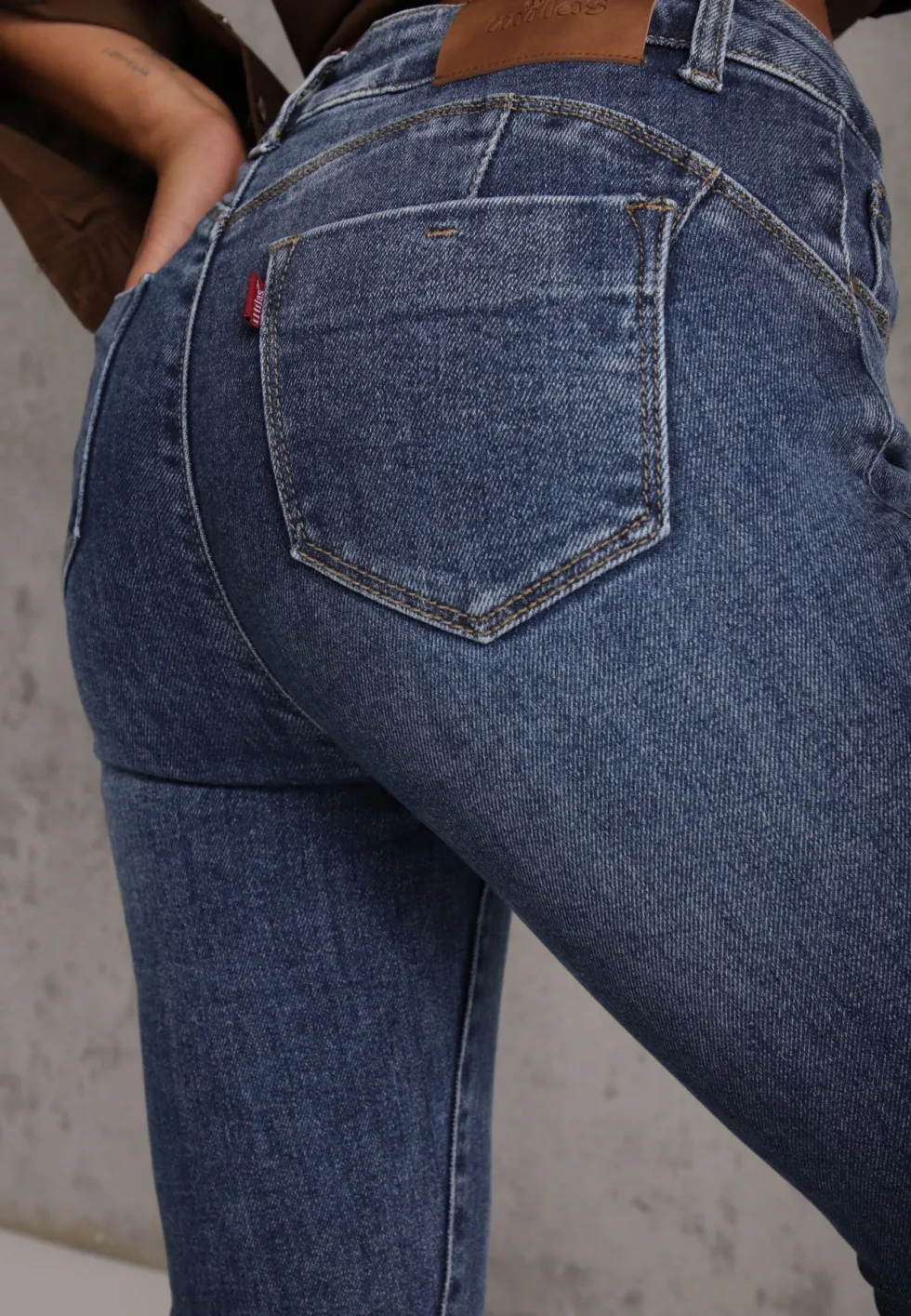 Niebieskie Bawełniane Elastyczne Jeansy o Kroju Skinny z Efektem Przejaśnień Ganra
