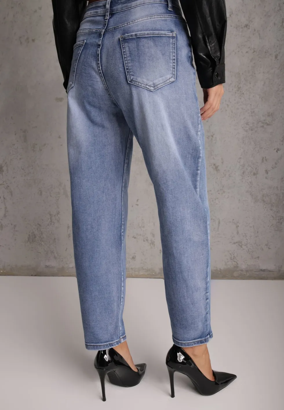 Niebieskie Bawełniane Jeansy Mom Fit High Waist w Klasycznym Stylu Vilinira