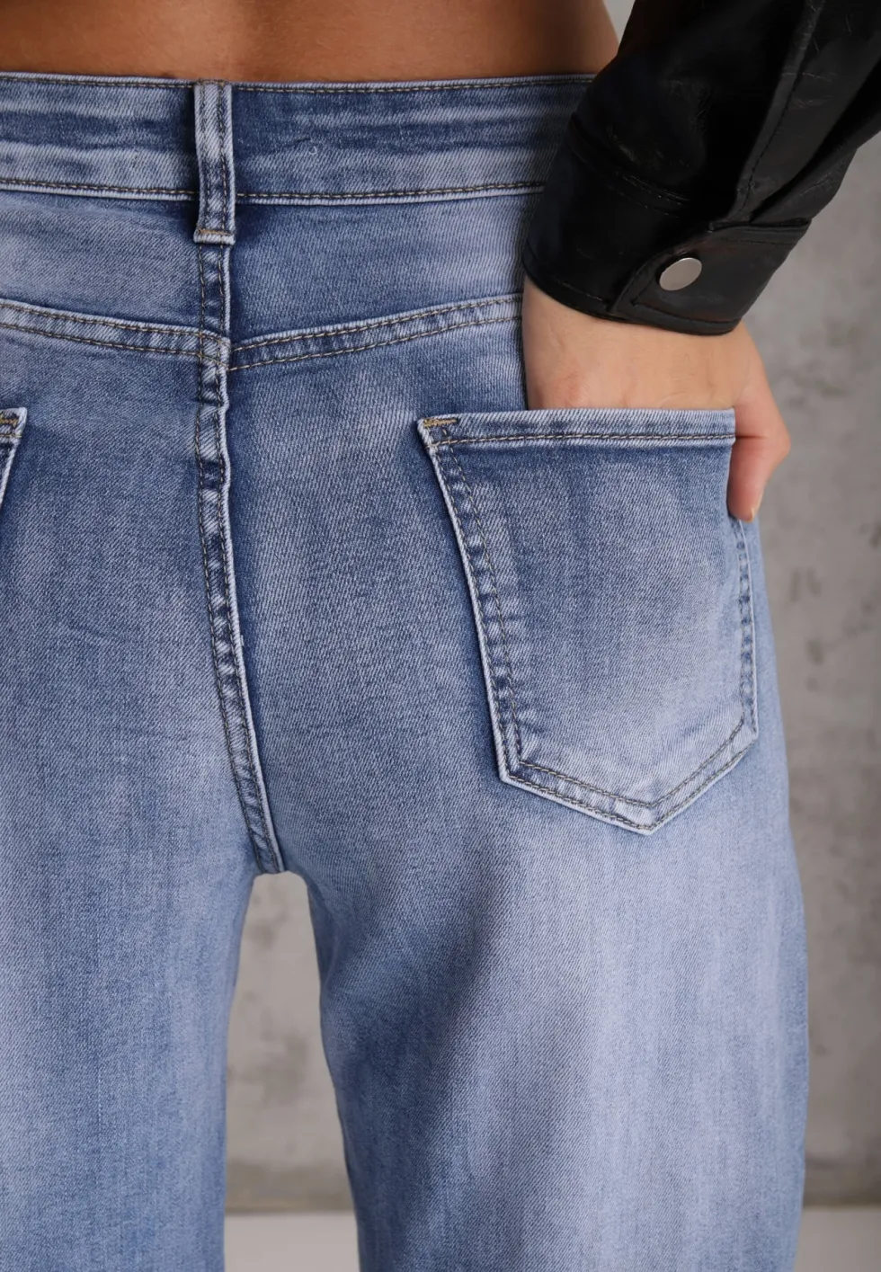Niebieskie Bawełniane Jeansy Mom Fit High Waist w Klasycznym Stylu Vilinira