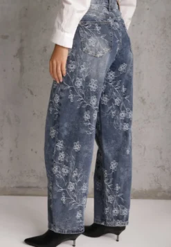 Niebieskie Bawełniane Jeansy Slouchy z Kwiatowym Wzorem w Stylu Haftowania Felizita
