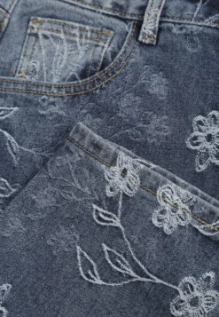 Niebieskie Bawełniane Jeansy Slouchy z Kwiatowym Wzorem w Stylu Haftowania Felizita