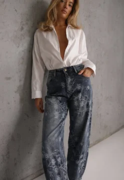Niebieskie Bawełniane Jeansy Slouchy z Kwiatowym Wzorem w Stylu Haftowania Felizita