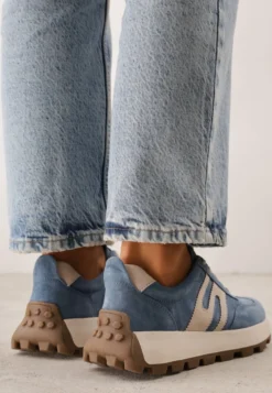 Niebieskie Chunky Sneakersy z Zamszu Naturalnego na Platformie z Bieżnikiem Ezze