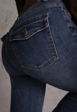 Niebieskie Jeansy Flare z Bawełną High Waist Ozdobione z Tyłu Klapami Penie